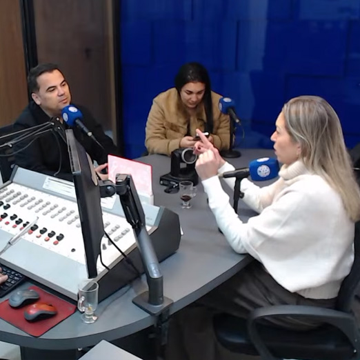 Leatrice Bez em entrevista sentada no estúdio com outras pessoas